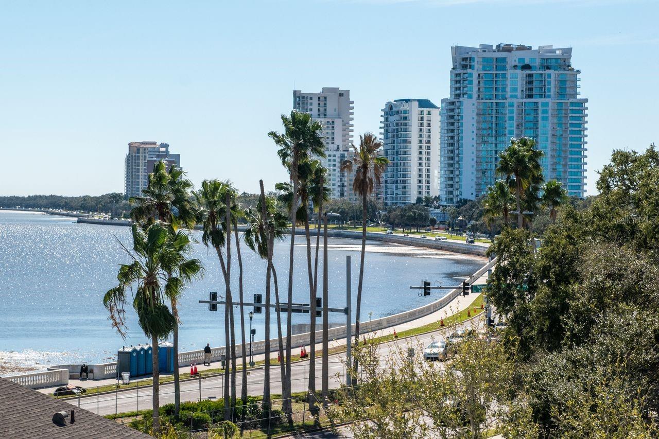 Listing photo id 66 for 2810 Barcelona Street