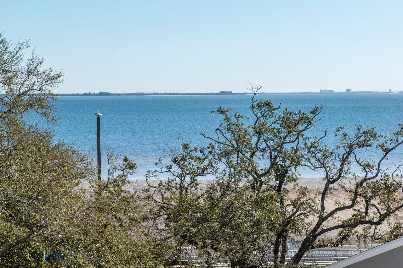 Listing photo id 67 for 2810 Barcelona Street