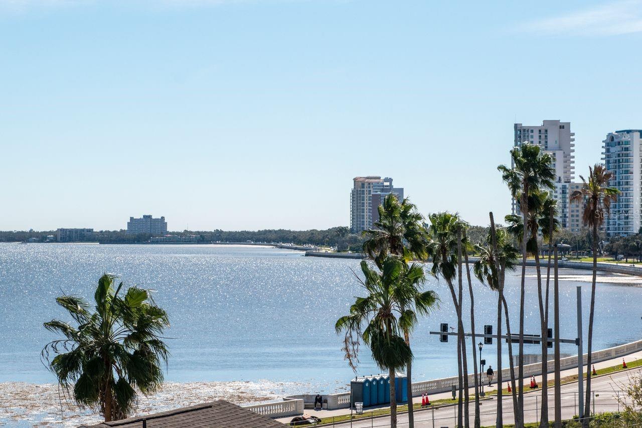 Listing photo id 69 for 2810 Barcelona Street