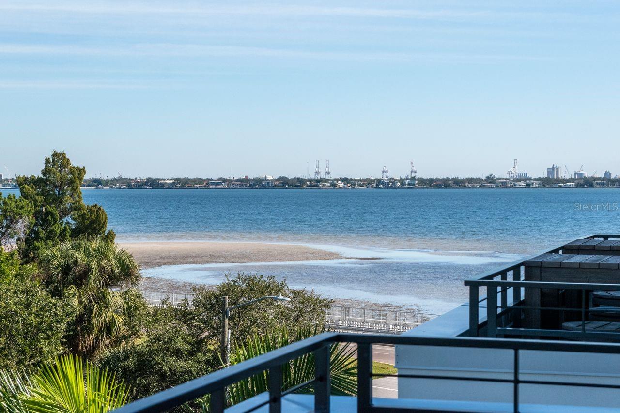 Listing photo id 70 for 2810 Barcelona Street