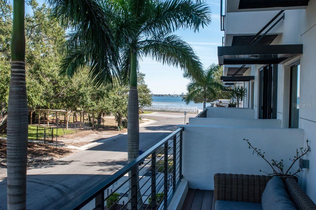 Listing photo id 71 for 2810 Barcelona Street