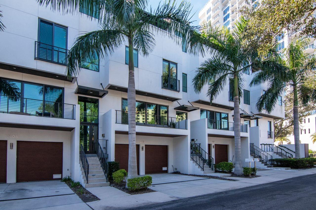 Listing photo id 75 for 2810 Barcelona Street