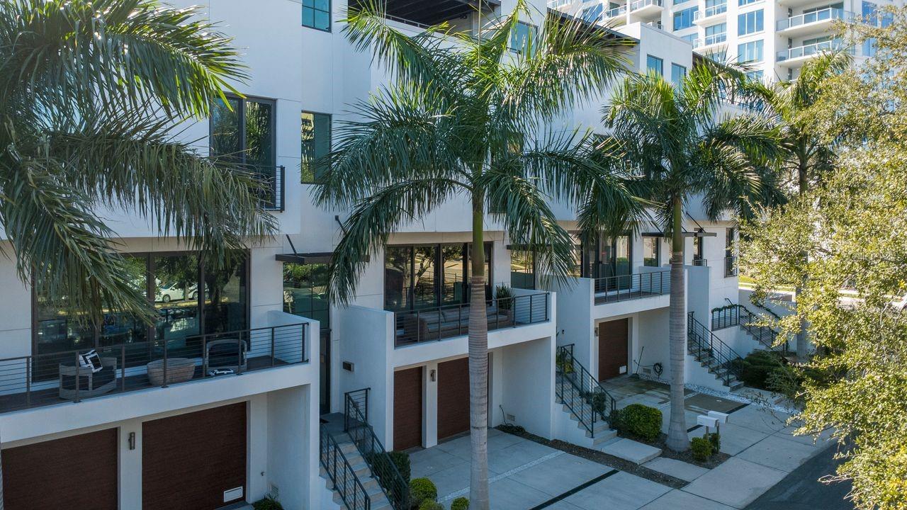 Listing photo id 77 for 2810 Barcelona Street