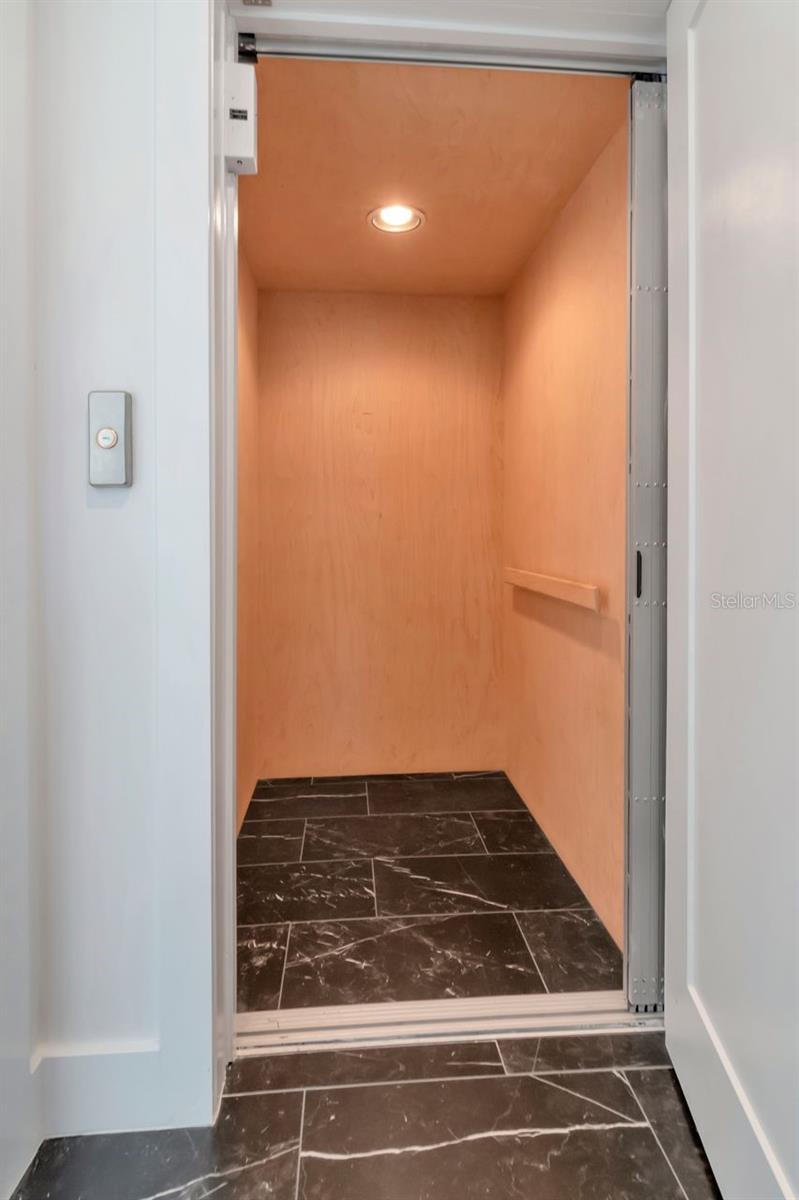 Listing photo id 6 for 2810 Barcelona Street