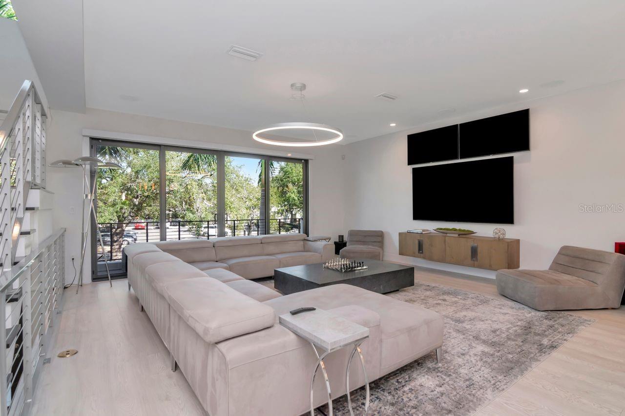 Listing photo id 7 for 2810 Barcelona Street