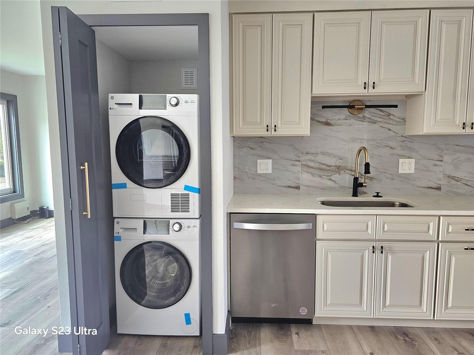 Image 12 of 69 For 2435 Sumatran Way 35