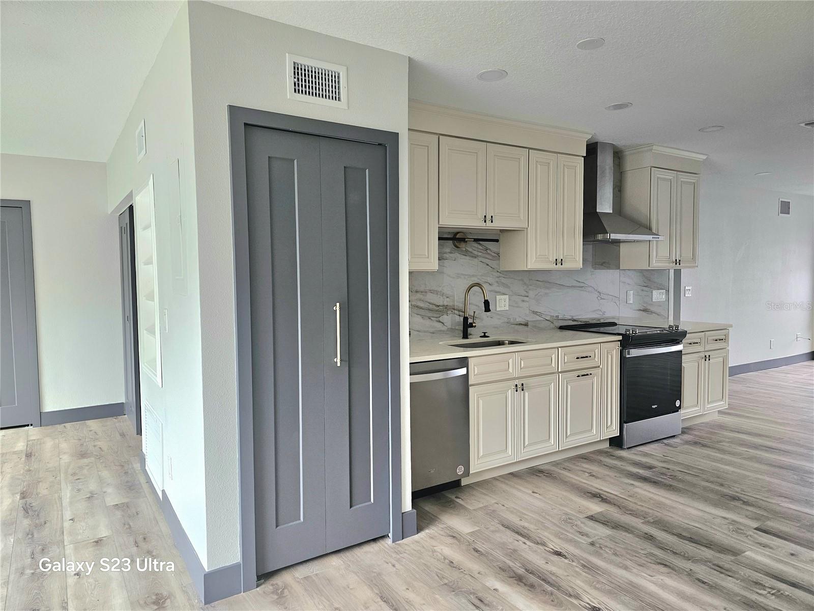 Image 9 of 69 For 2435 Sumatran Way 35