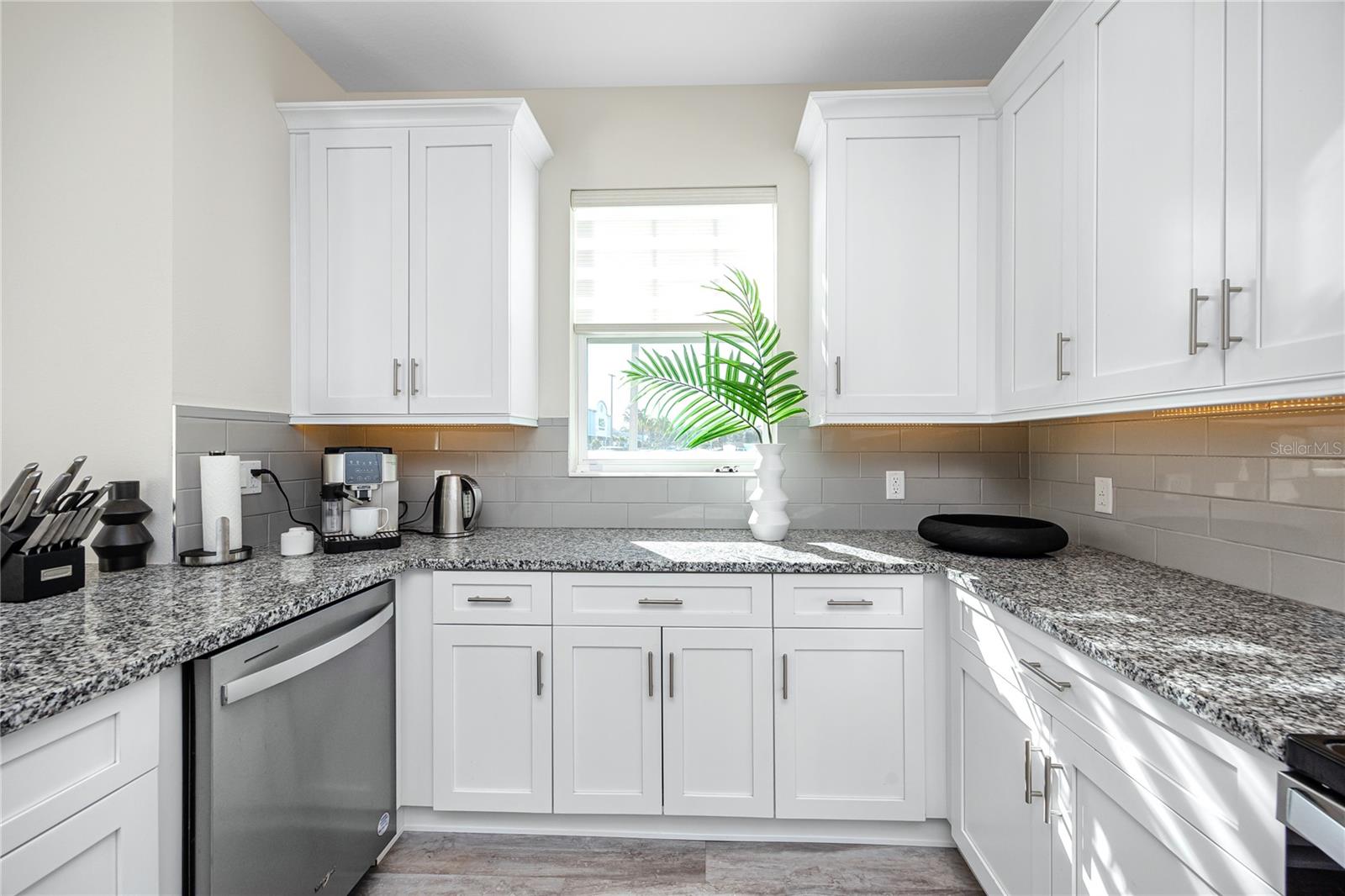 Listing photo id 9 for 1527 Caldera Court