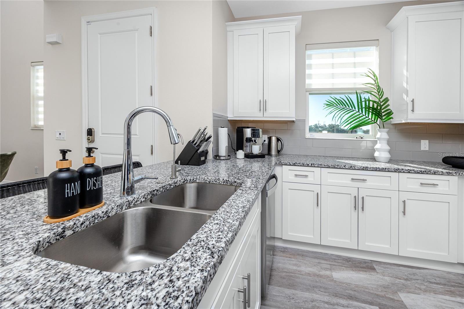 Listing photo id 11 for 1527 Caldera Court