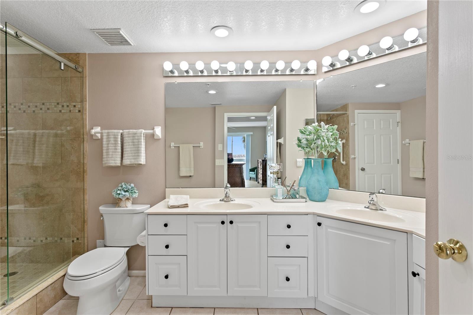 Image 31 of 49 For 4717 Dolphin Cay Lane S 203