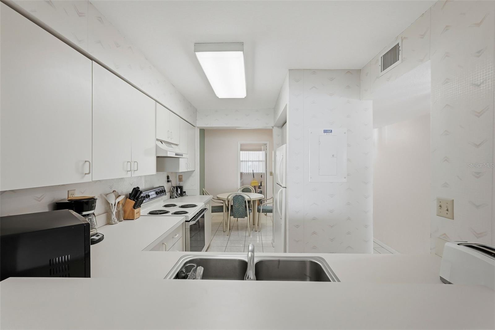 Image 25 of 52 For 6001 Bahia Del Mar Circle 529