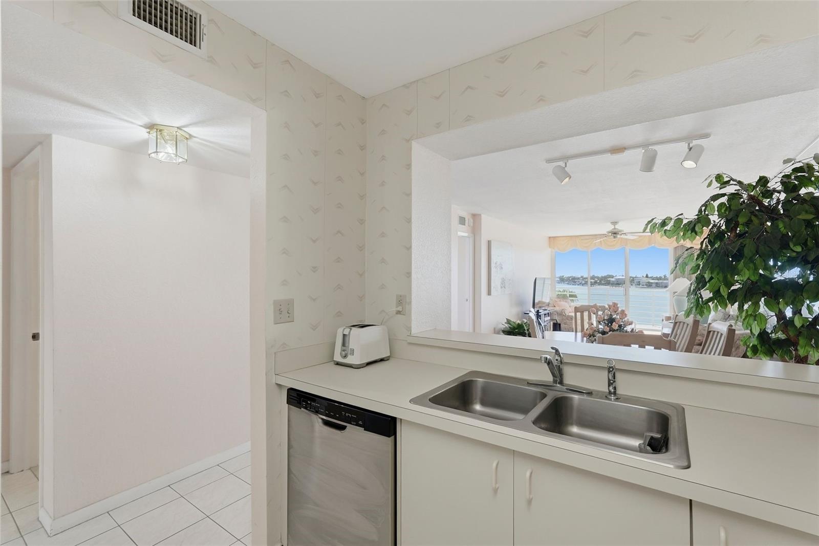 Image 27 of 52 For 6001 Bahia Del Mar Circle 529