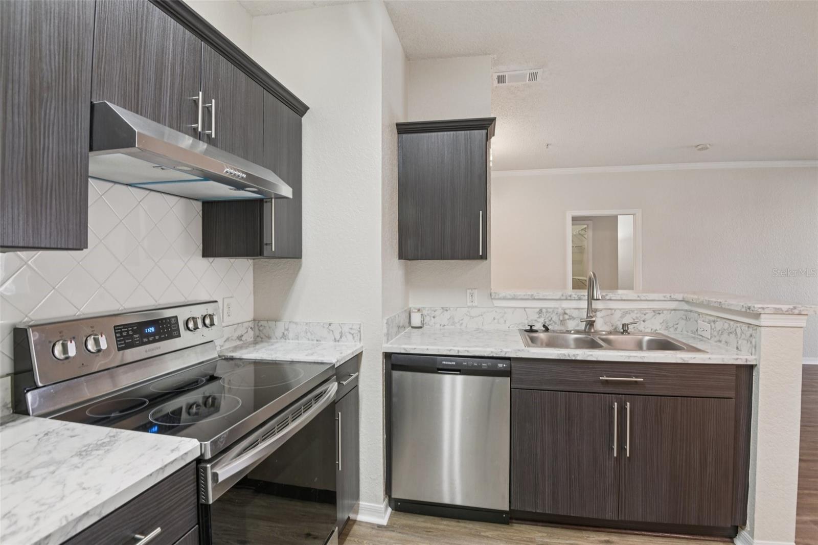 Image 11 of 38 For 18001 Richmond Place Drive 1213