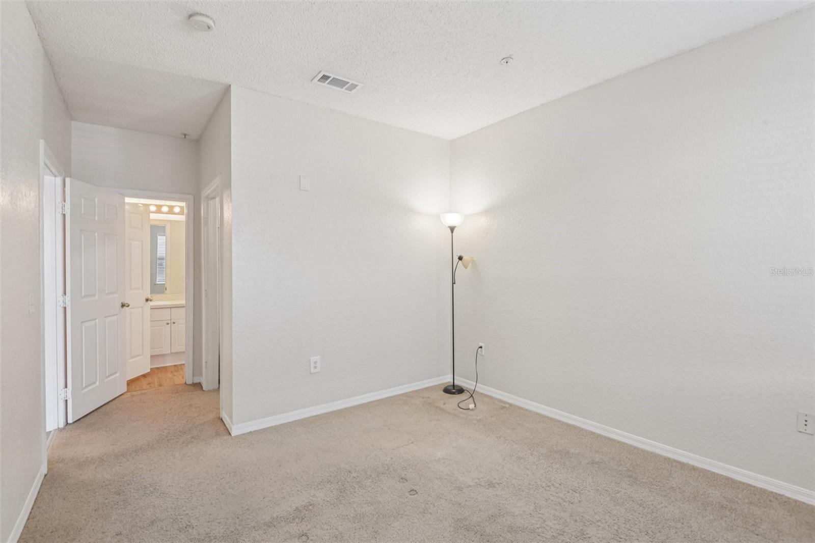 Image 14 of 38 For 18001 Richmond Place Drive 1213