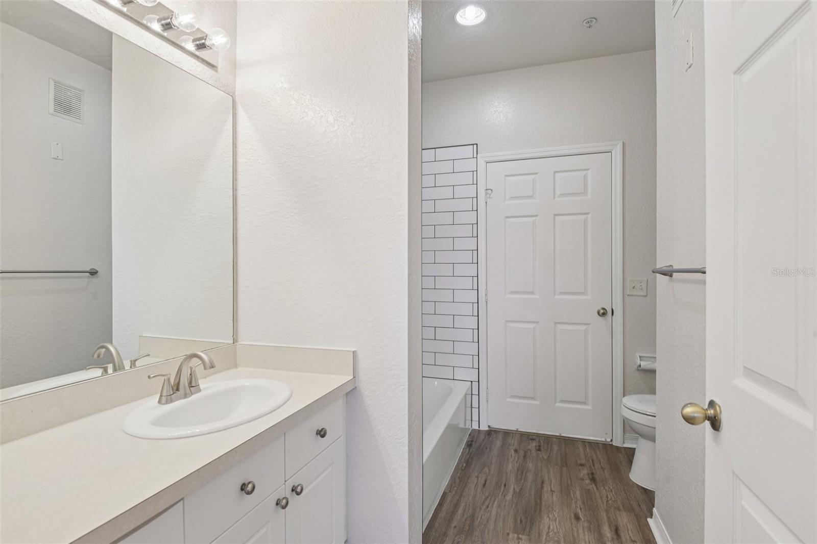 Image 16 of 38 For 18001 Richmond Place Drive 1213