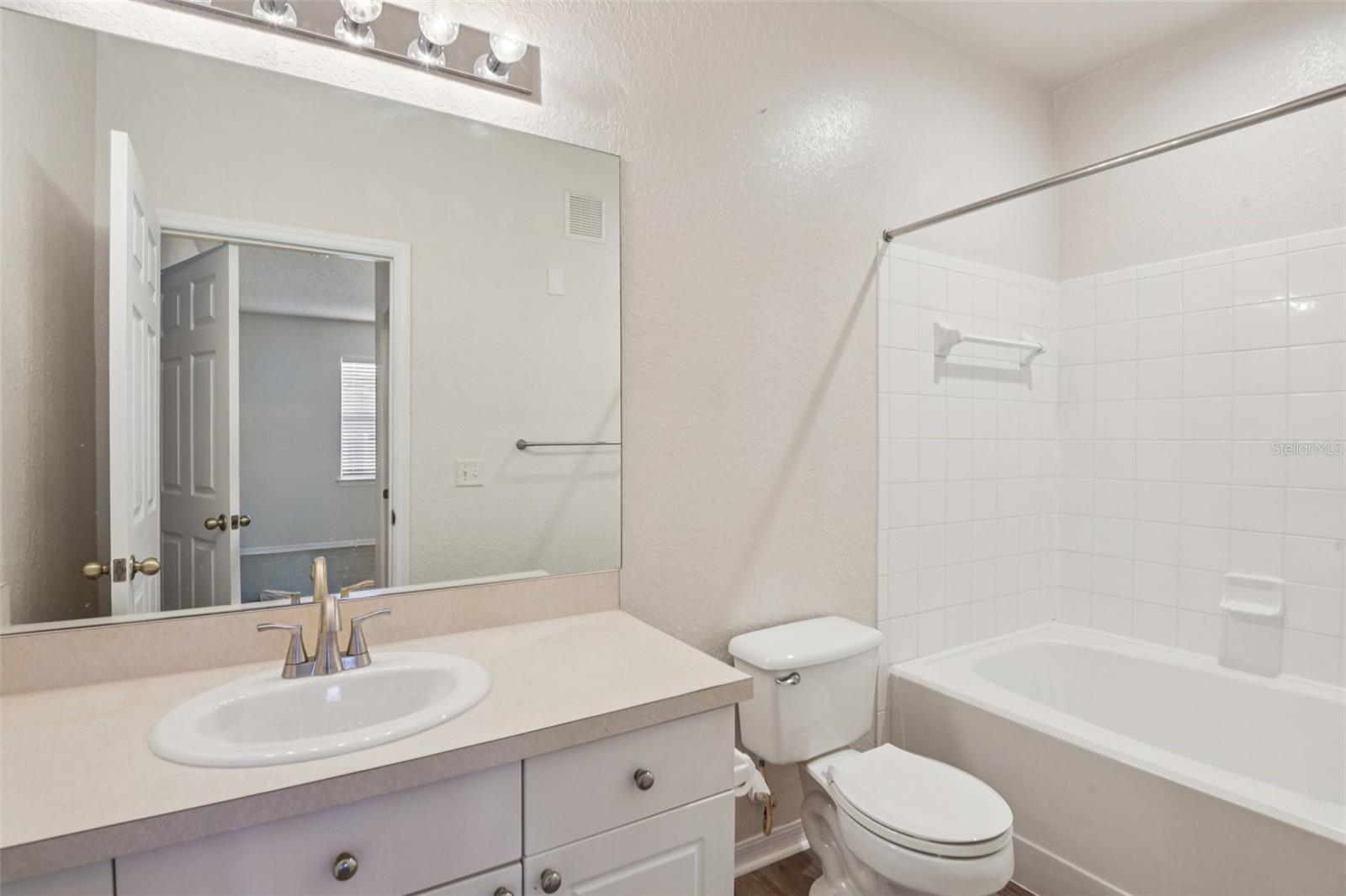 Image 21 of 38 For 18001 Richmond Place Drive 1213