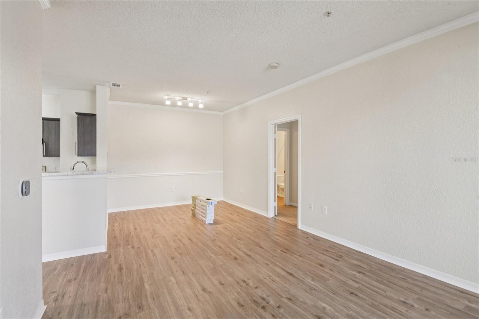 Image 6 of 38 For 18001 Richmond Place Drive 1213