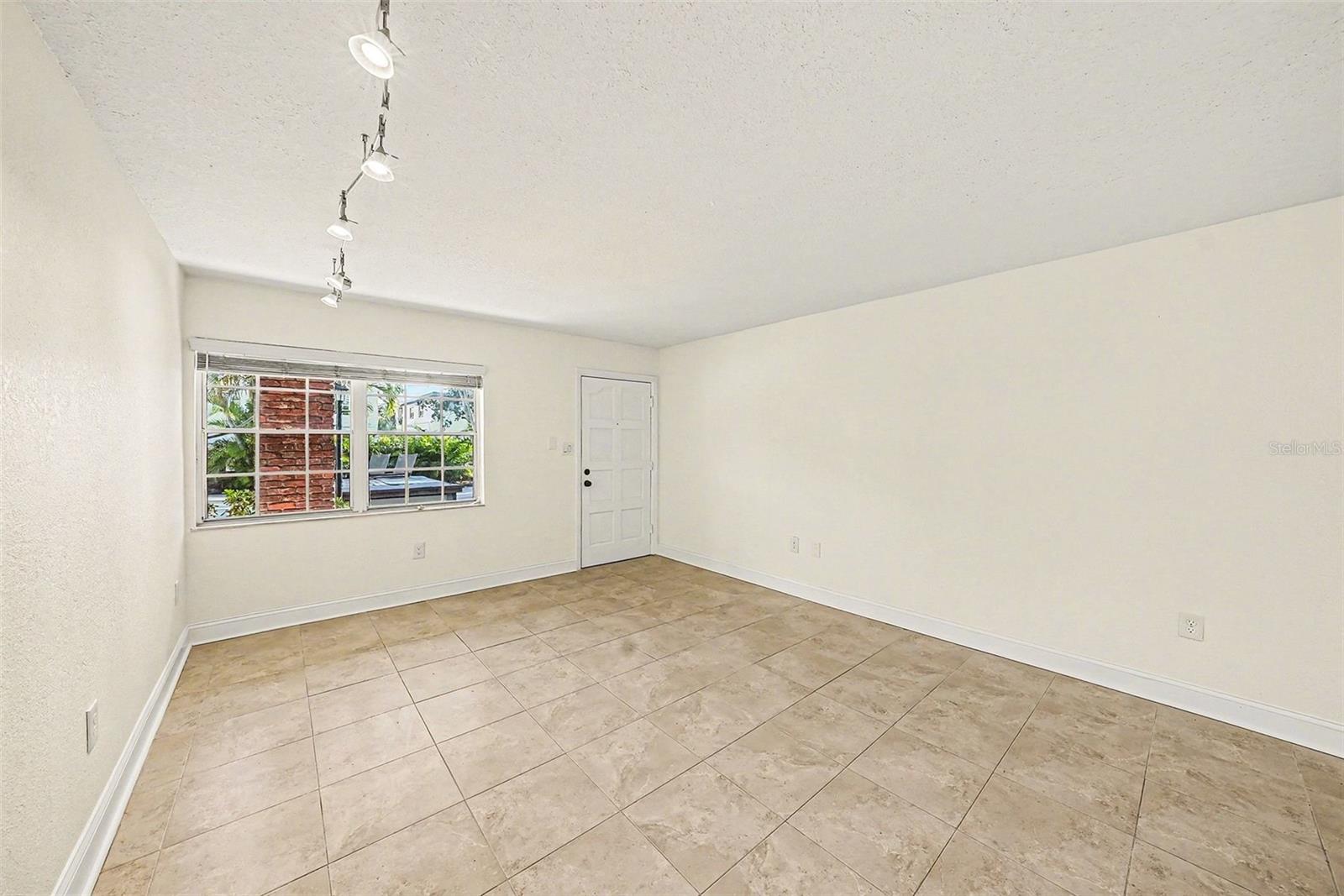 Image 11 of 27 For 208 Danube Avenue 103