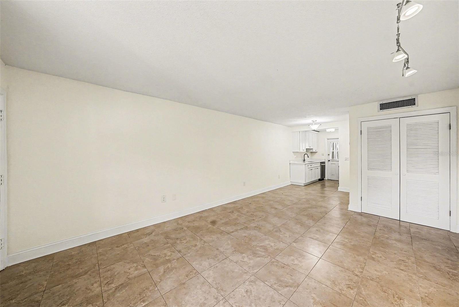 Image 14 of 27 For 208 Danube Avenue 103