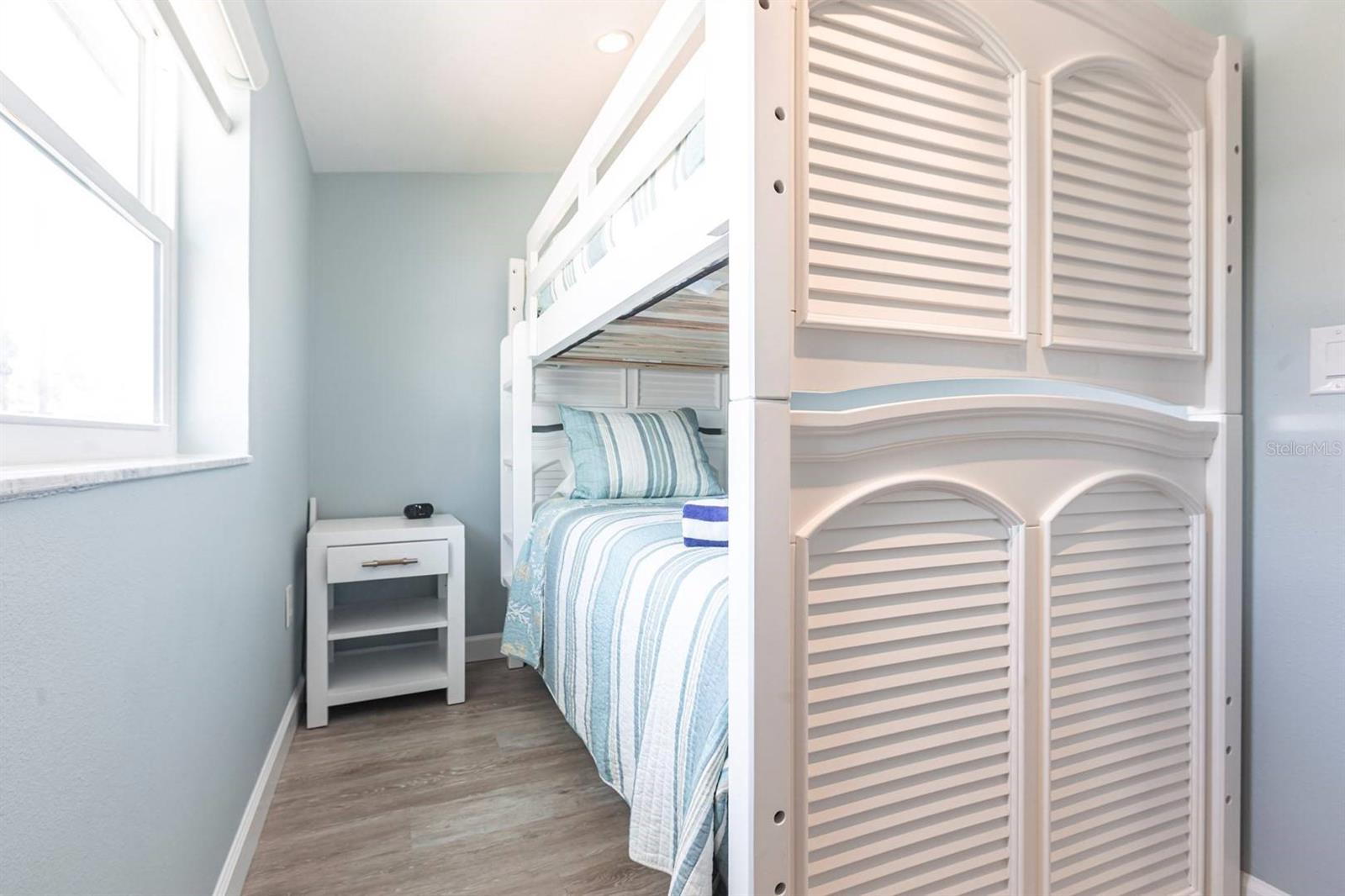 Image 9 of 14 For 6020 Midnight Pass Road 64