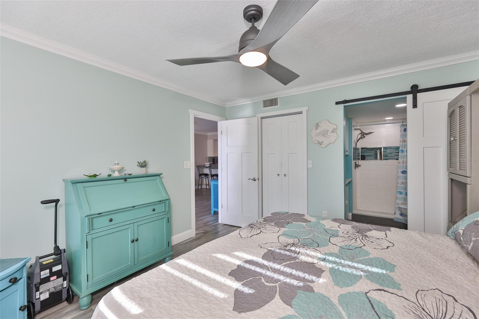 Image 17 of 38 For 6077 113th Street 610