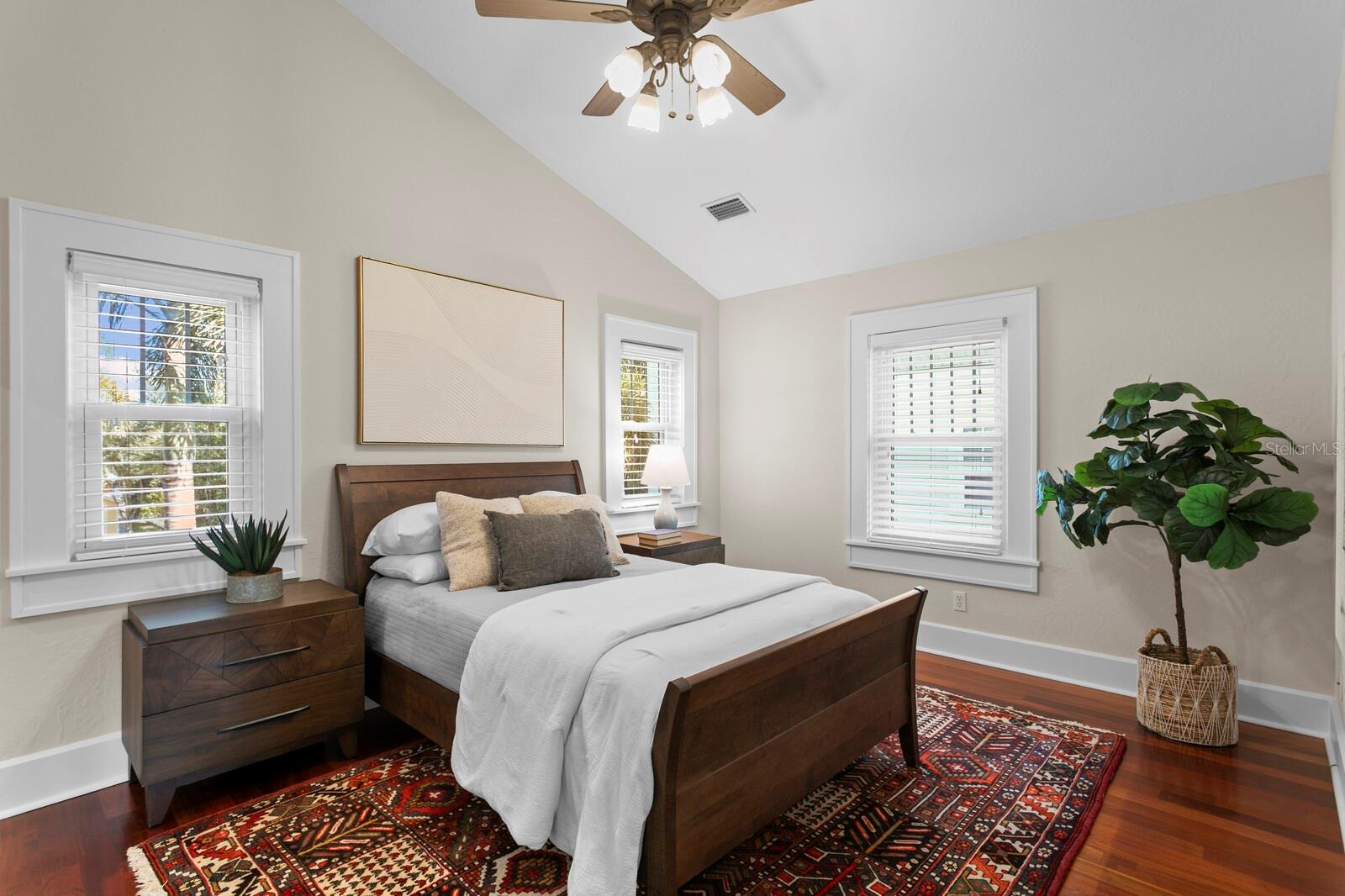 Listing photo id 35 for 446 13th Avenue Ne