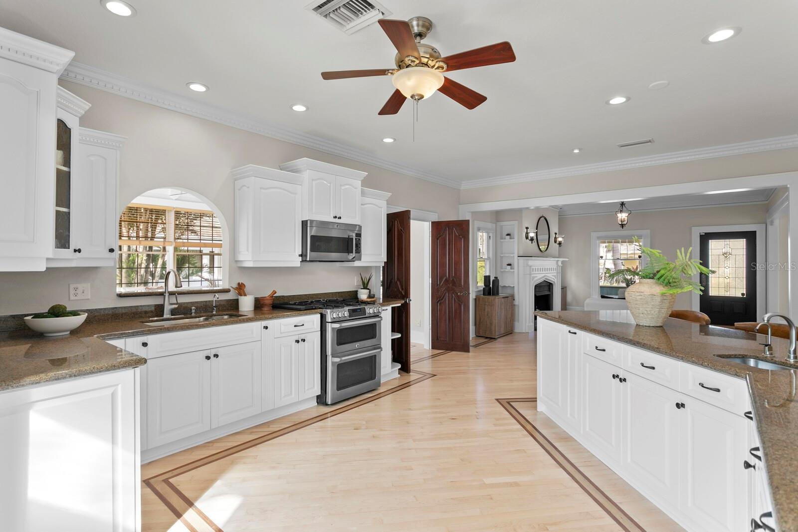 Listing photo id 5 for 446 13th Avenue Ne