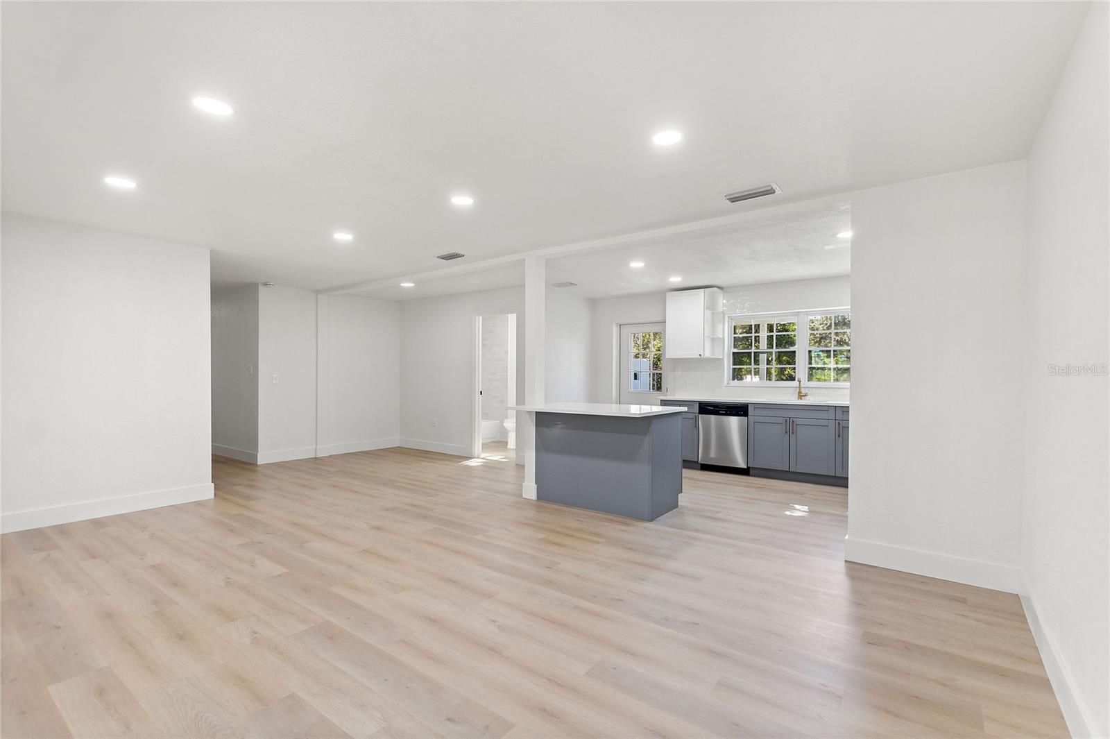 Listing photo id 10 for 2934 Bella Vista Street