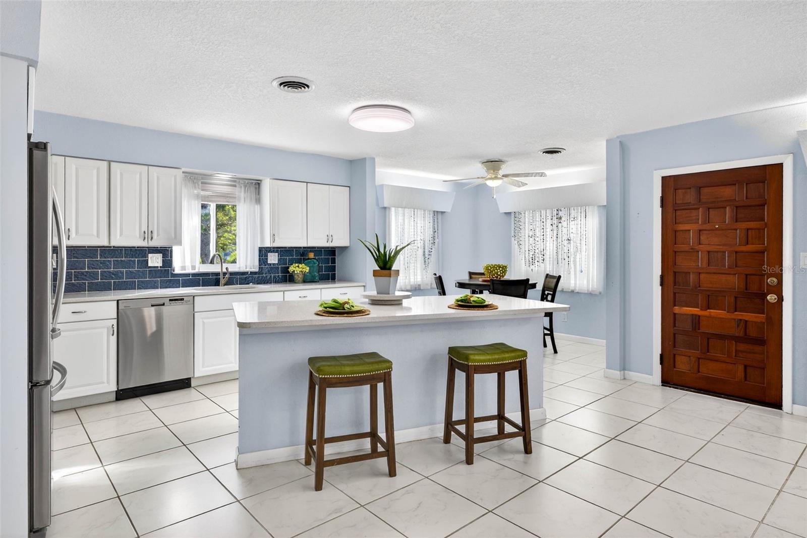 Listing photo id 11 for 6701 Burlington Avenue N