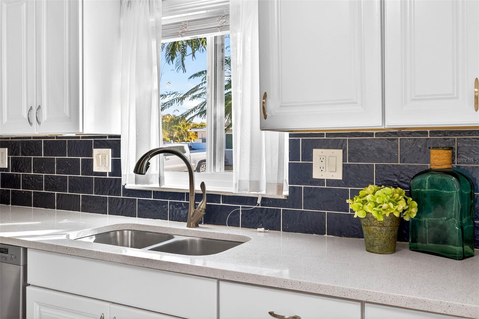 Listing photo id 13 for 6701 Burlington Avenue N