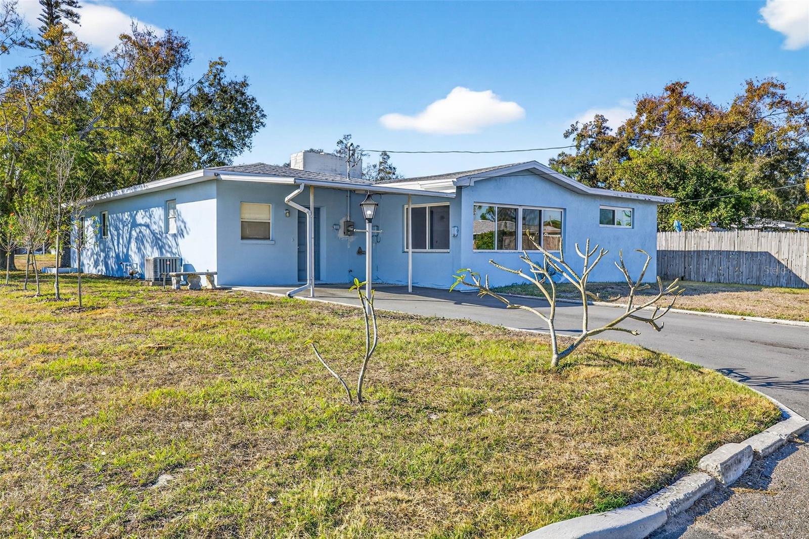 Listing photo id 3 for 6701 Burlington Avenue N