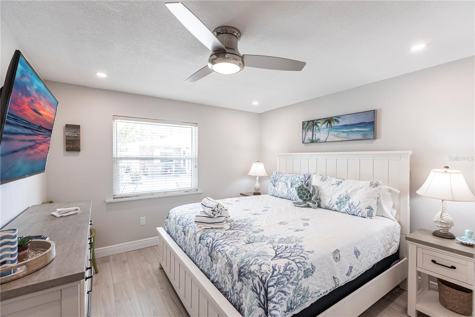 Image 18 of 29 For 6020 Midnight Pass Road 56