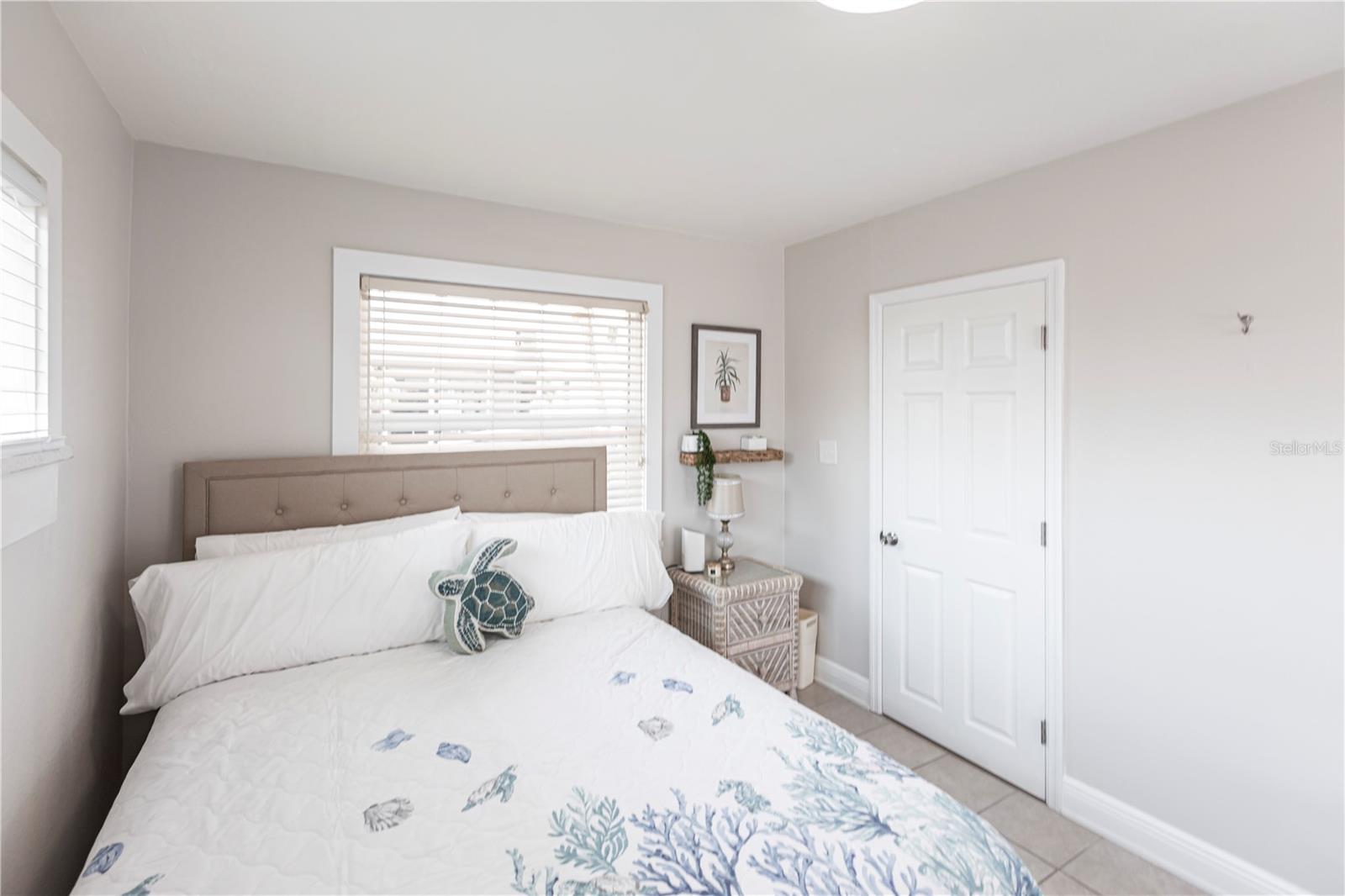 Image 21 of 29 For 6020 Midnight Pass Road 56