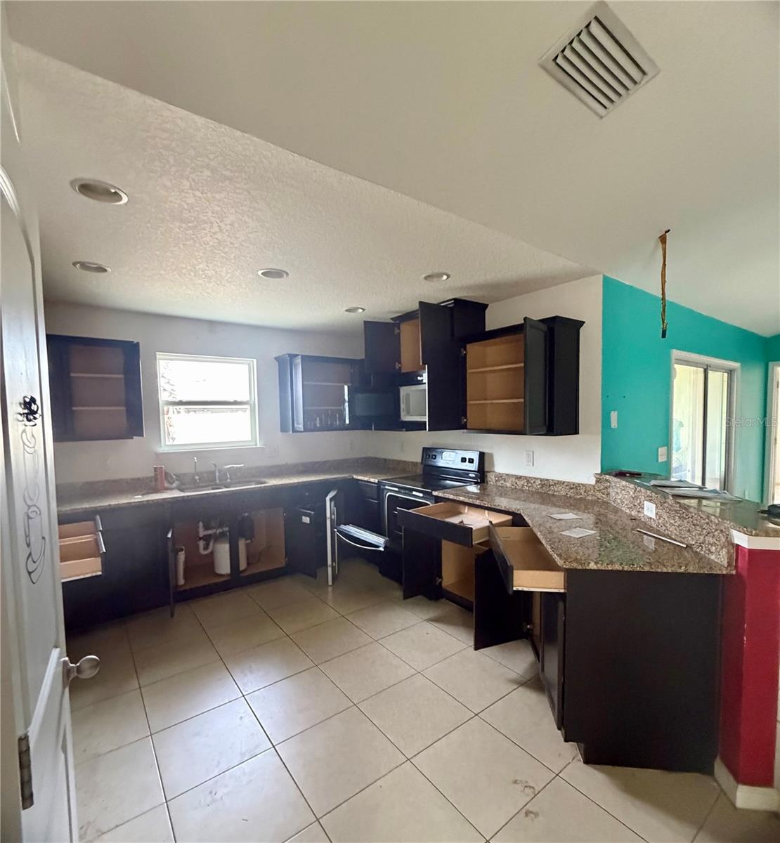 Listing photo id 6 for 3292 Hidden Meadows Court