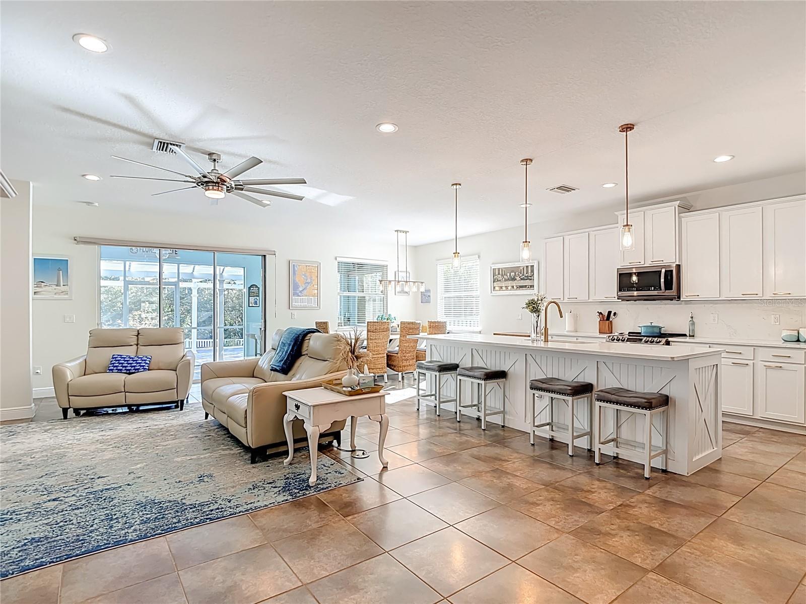 Listing photo id 13 for 443 Bahama Grande Boulevard