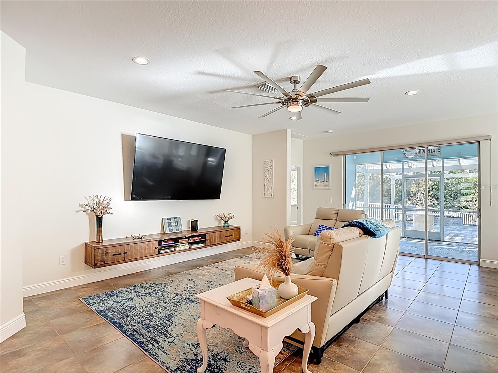 Listing photo id 14 for 443 Bahama Grande Boulevard