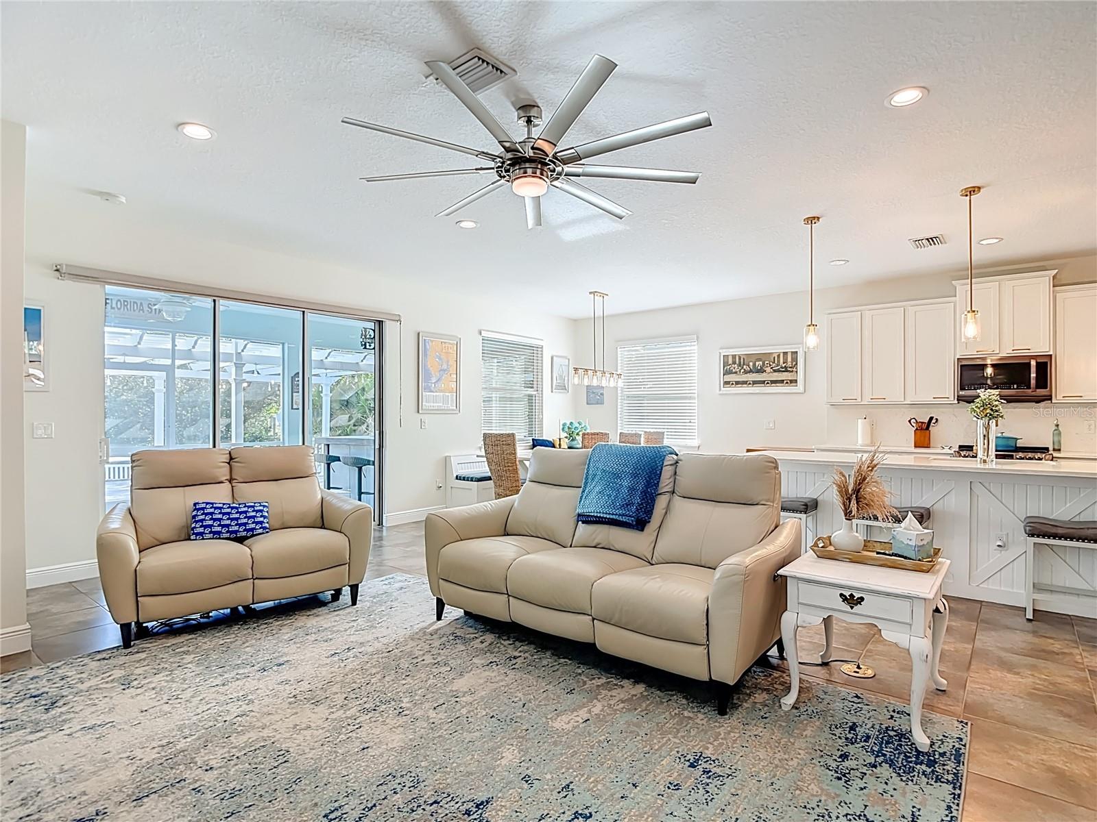 Listing photo id 15 for 443 Bahama Grande Boulevard