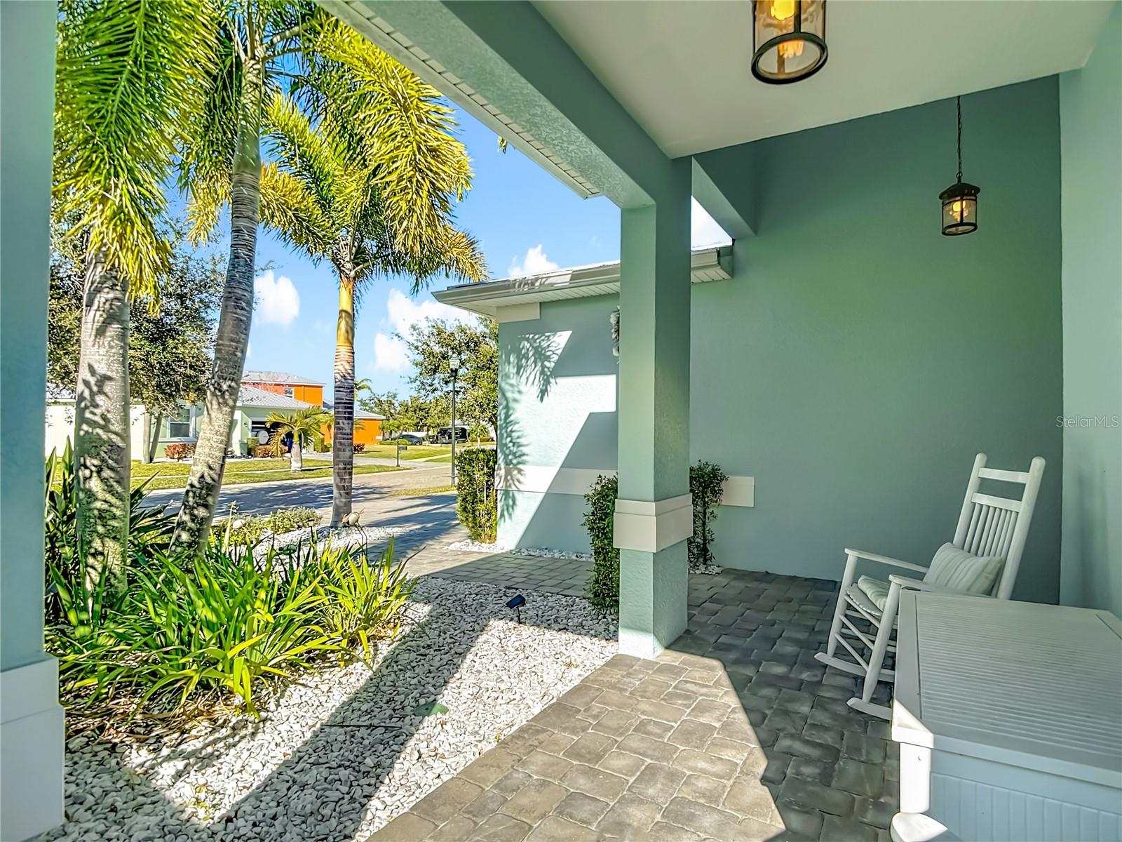 Listing photo id 1 for 443 Bahama Grande Boulevard