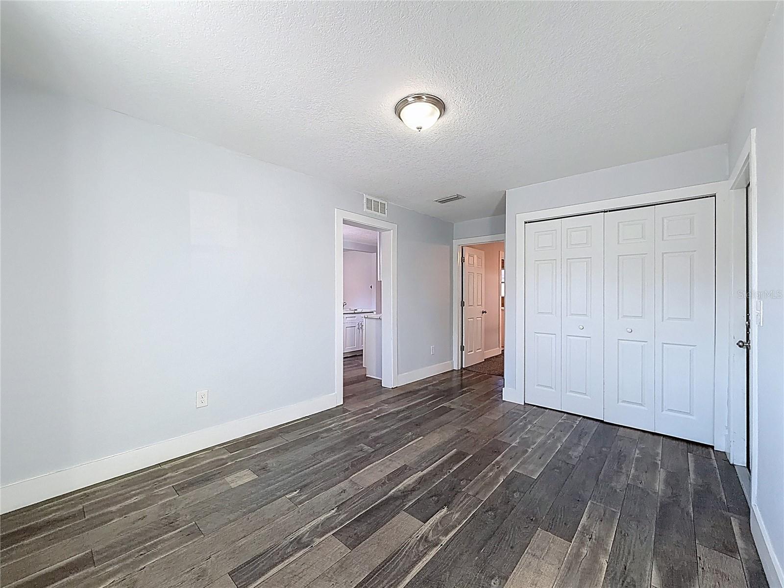 Listing photo id 23 for 3126 Queen Street N