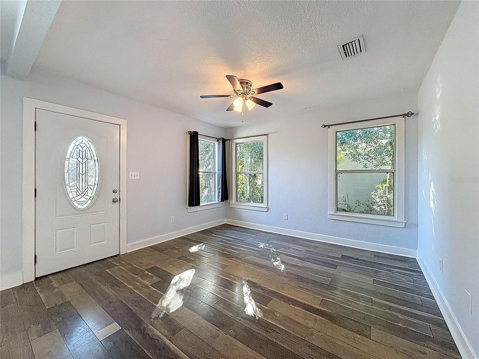 Listing photo id 6 for 3126 Queen Street N