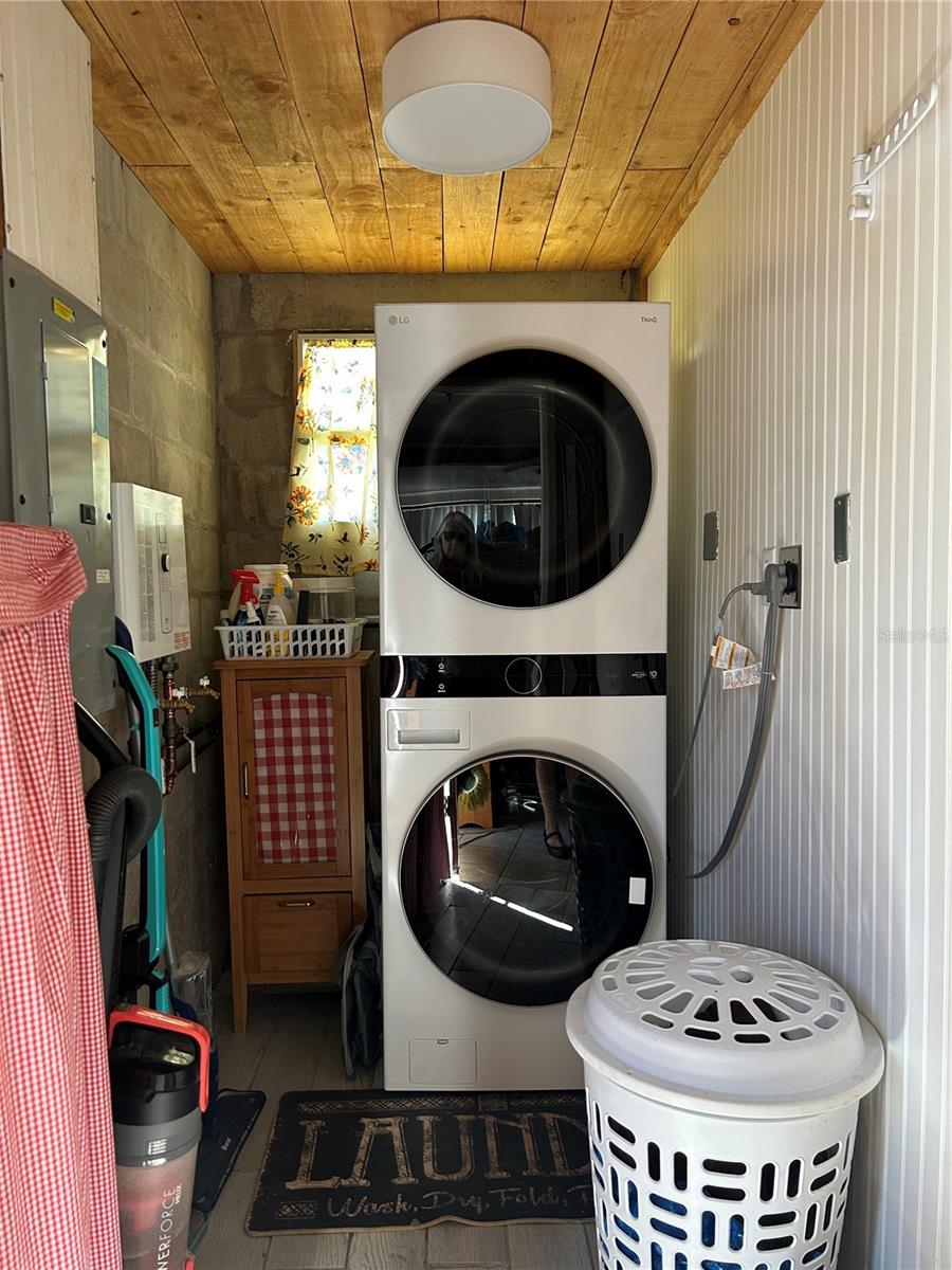 Listing photo id 13 for 11412 103rd Street