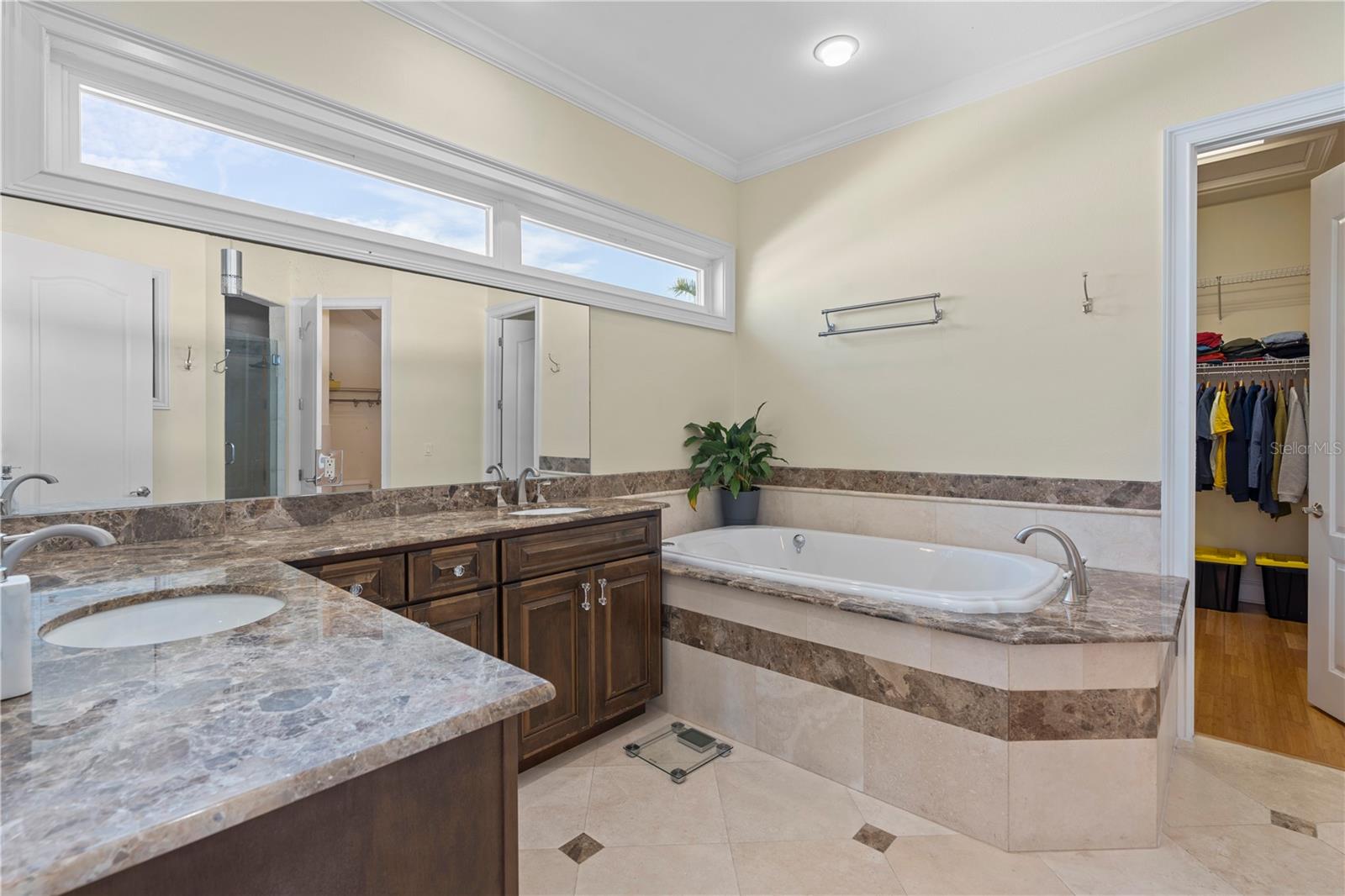 Image 17 of 80 For 3952 Versailles Drive