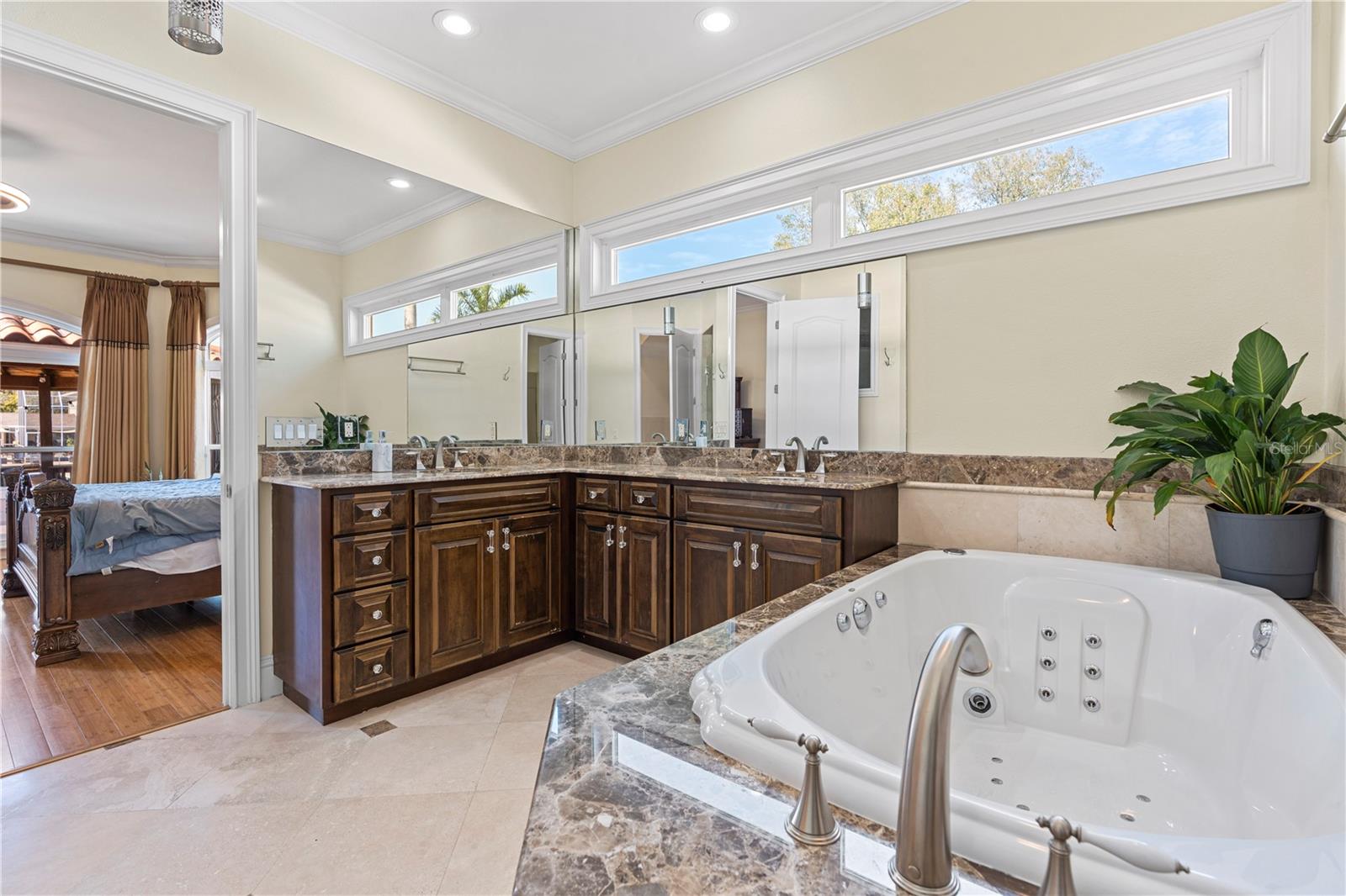 Image 18 of 80 For 3952 Versailles Drive