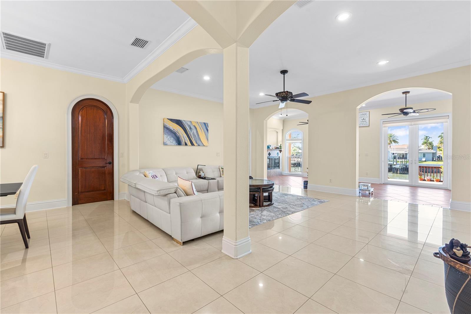 Image 9 of 80 For 3952 Versailles Drive