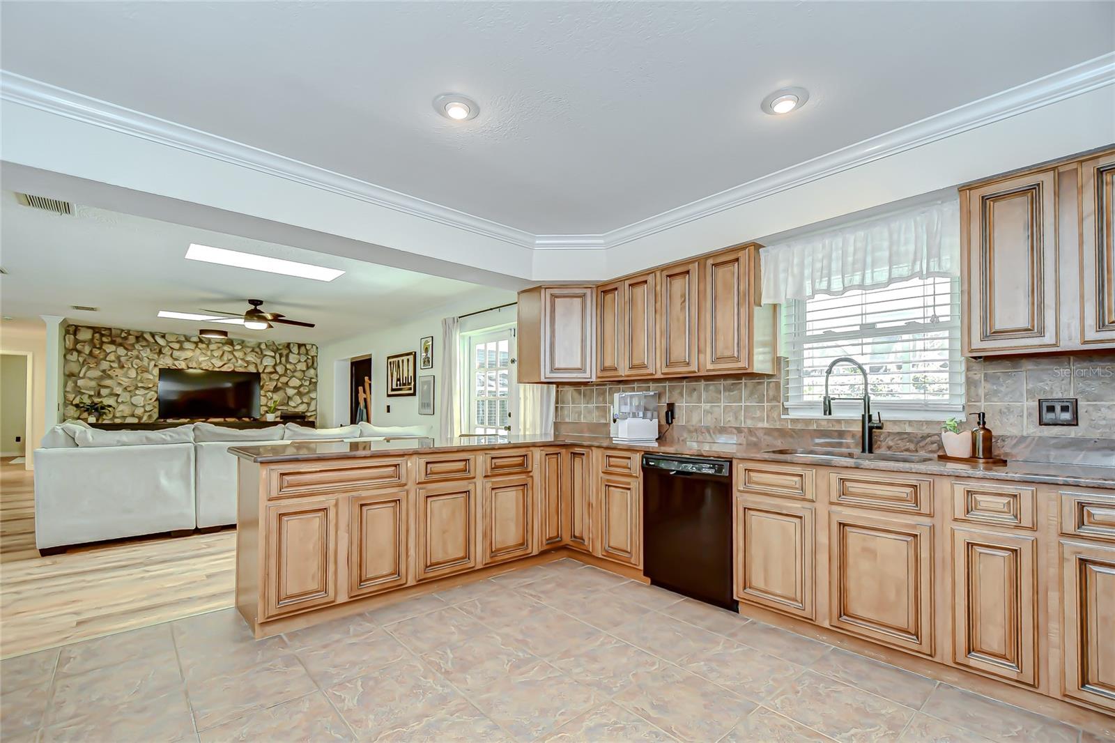 Listing photo id 12 for 1901 Little Cove