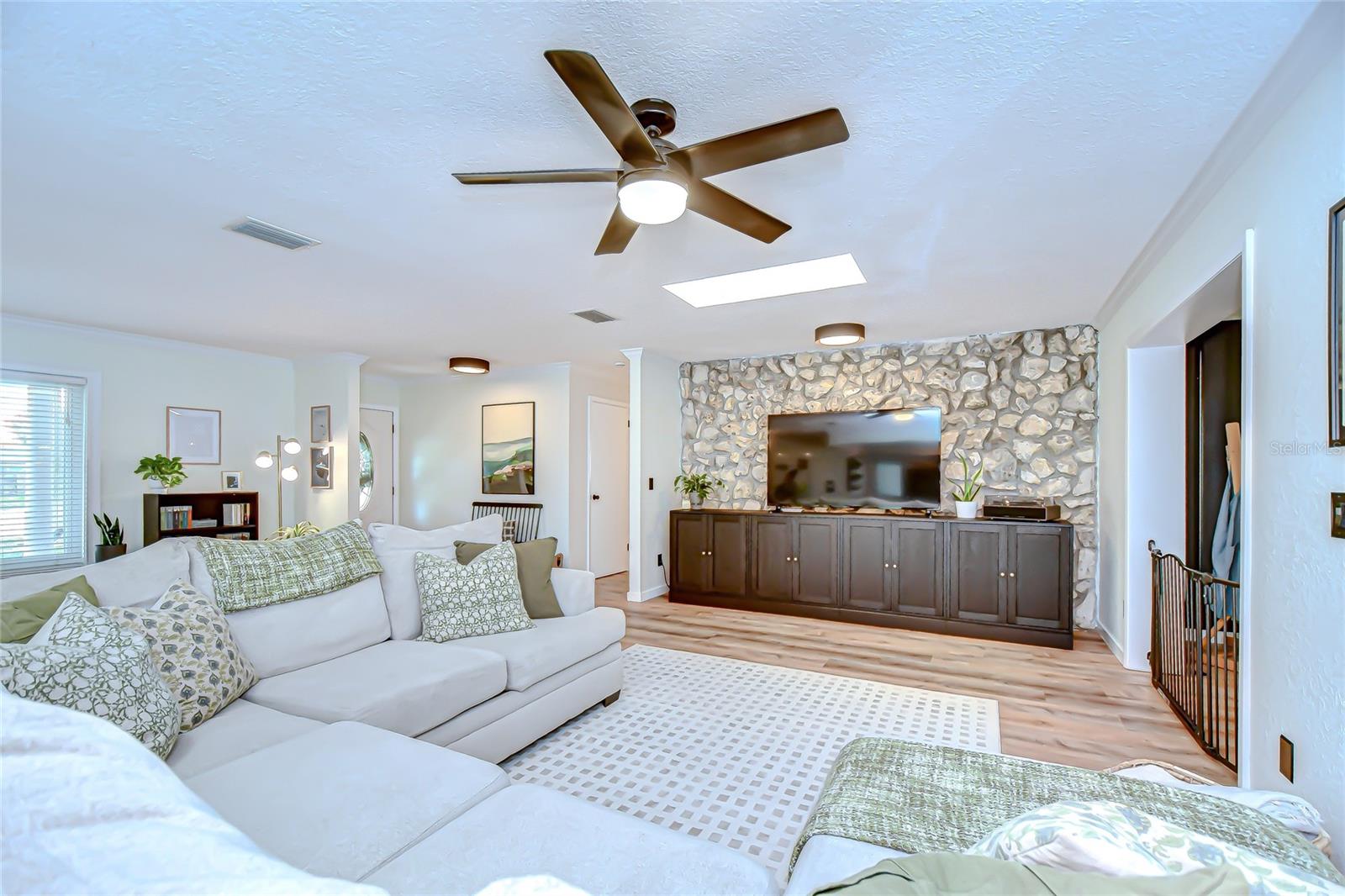 Listing photo id 13 for 1901 Little Cove