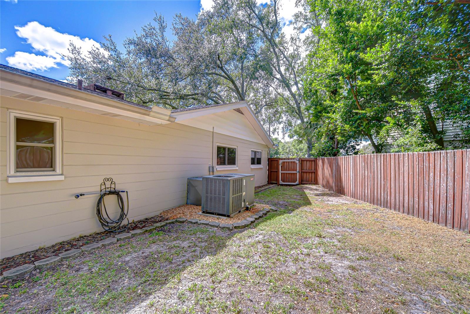 Listing photo id 43 for 1901 Little Cove