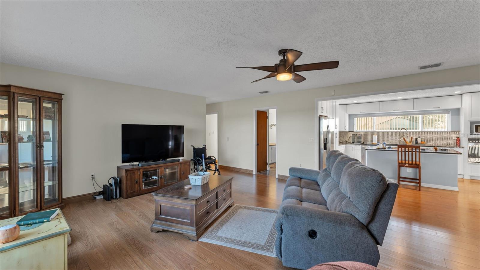 Image 4 of 34 For 3120 Shady Oak Drive E