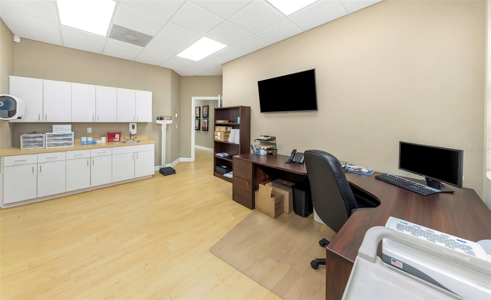 Listing photo id 8 for 14506 University Point Place