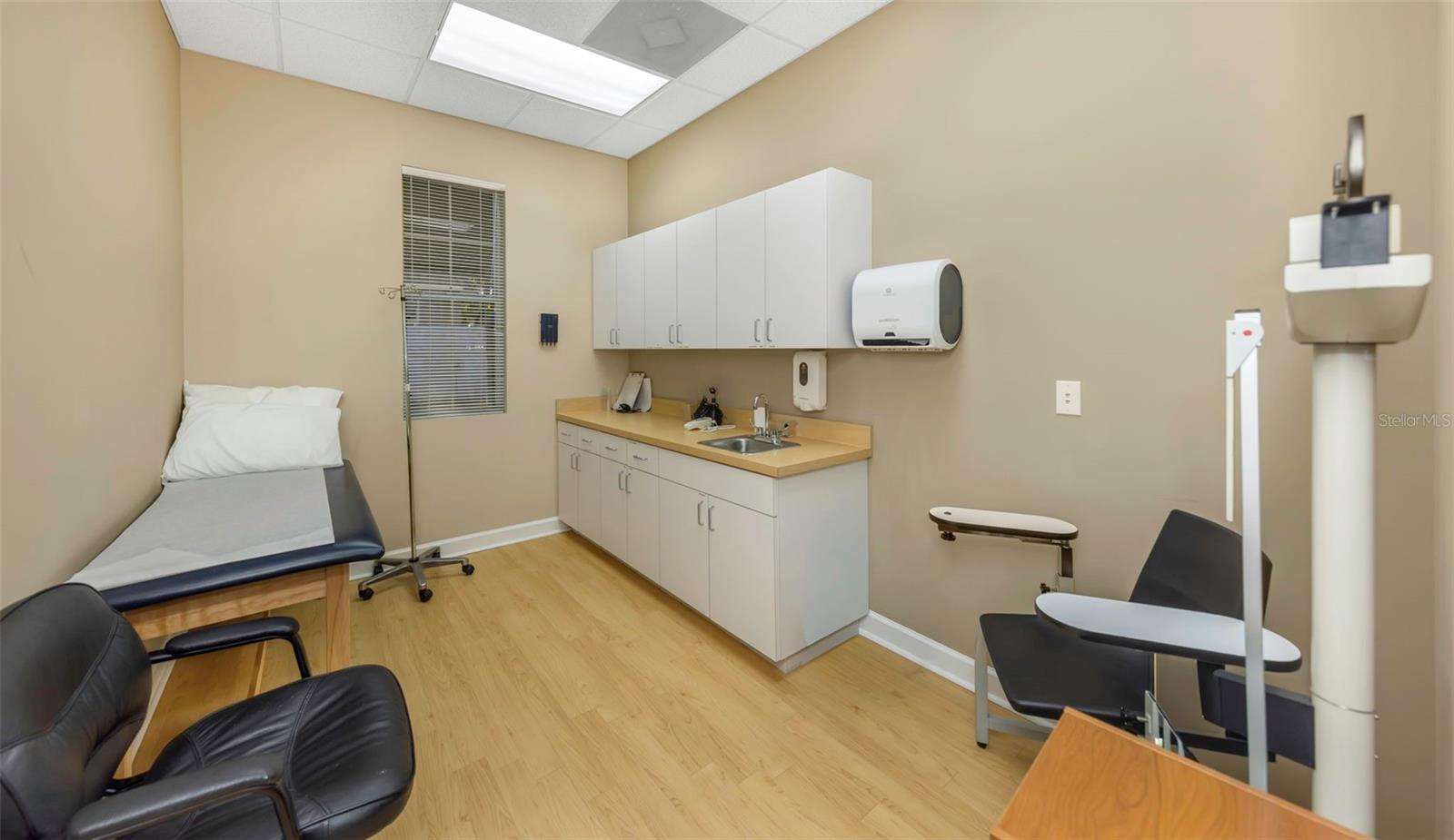 Listing photo id 11 for 14506 University Point Place